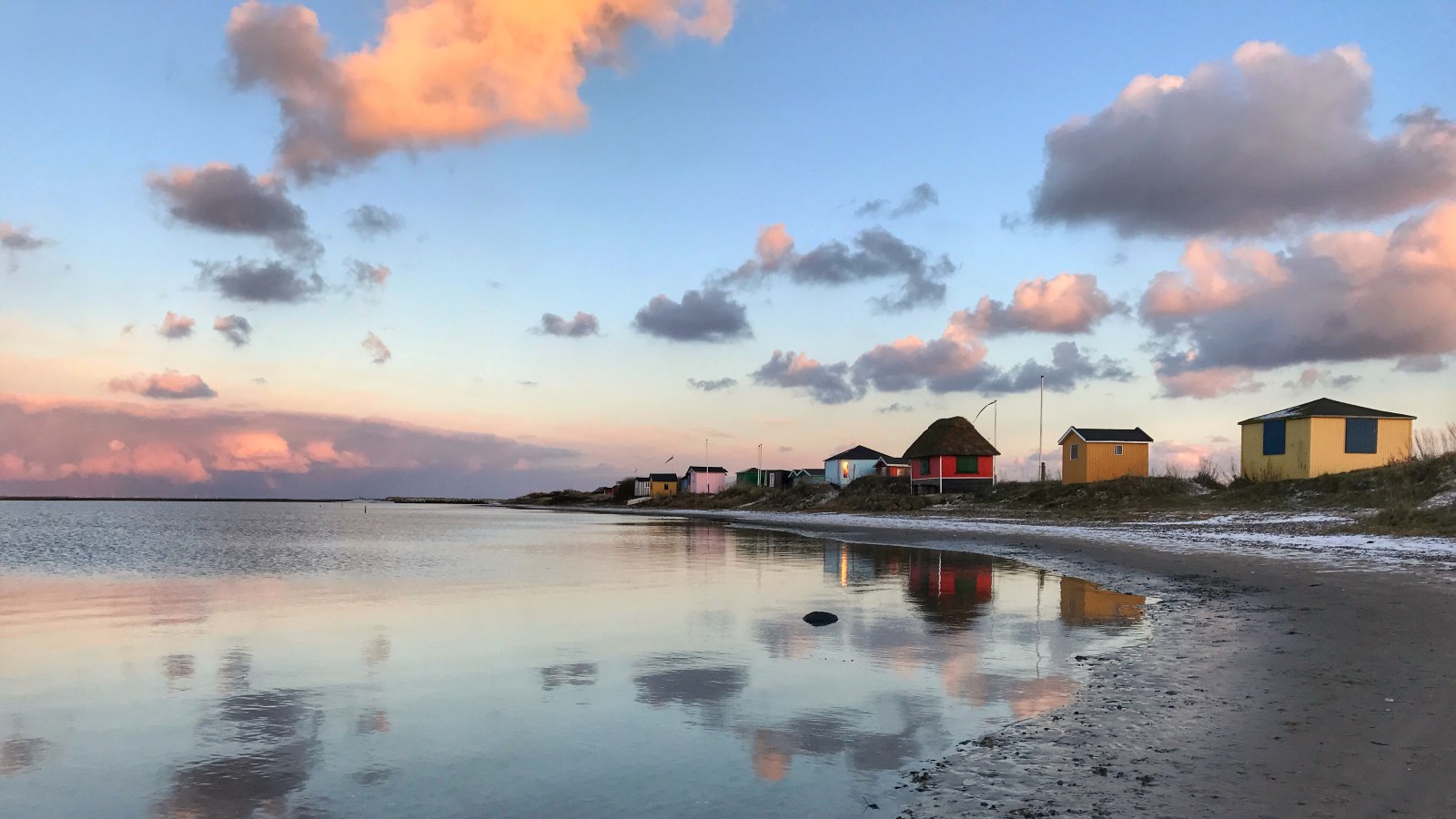 Badehuse med sne på