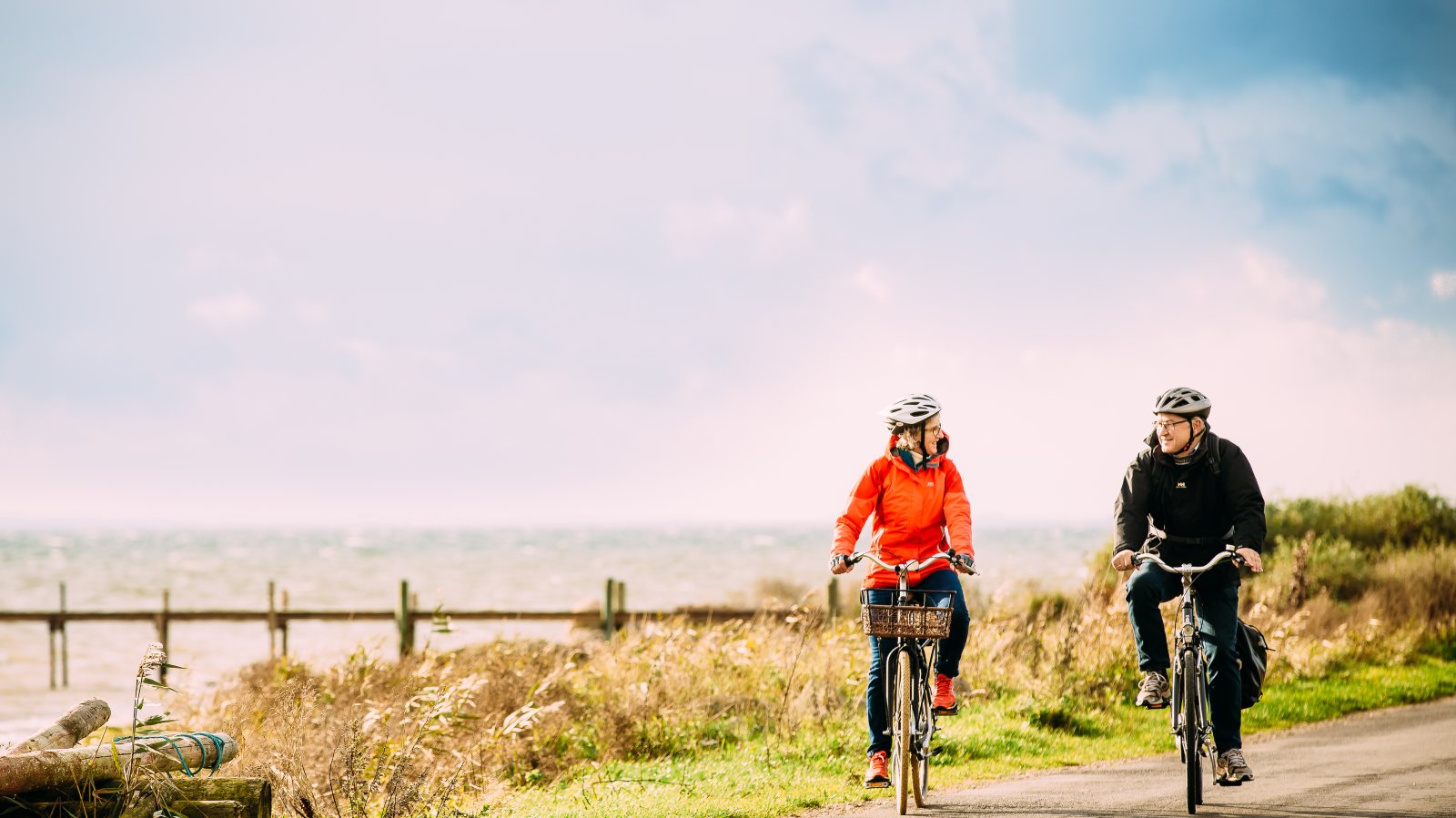 Ældre par på cykeltur