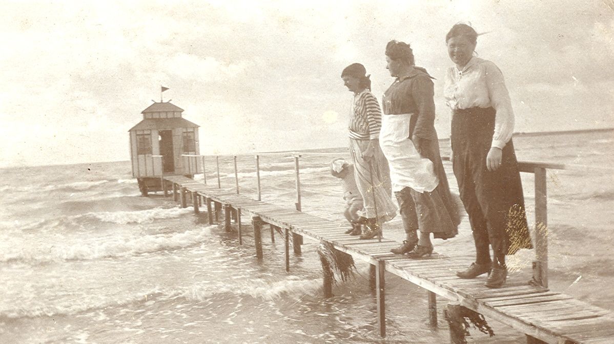 Badehus på badebro ved Vesterstrand