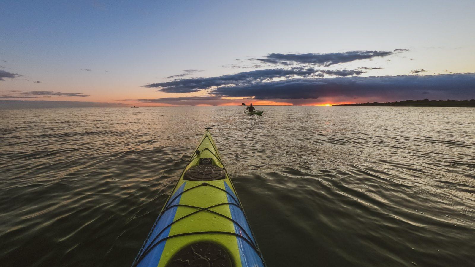 Kajak ved Ærø i solopgang/solnedgang | Vandsport