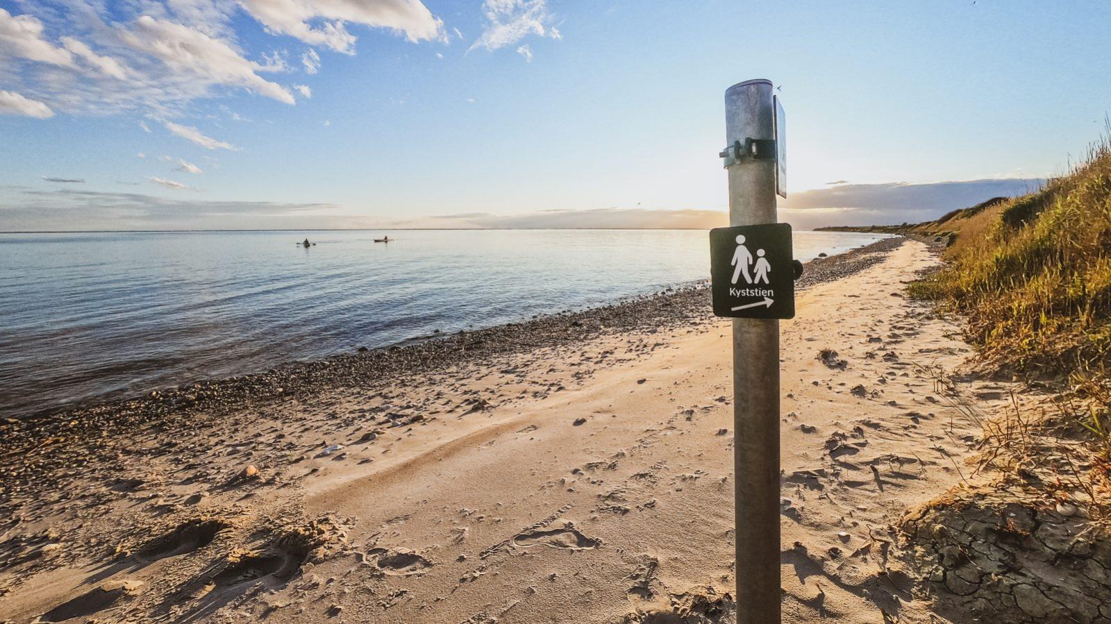 Kyststi-skilt ved kysten på Ærø