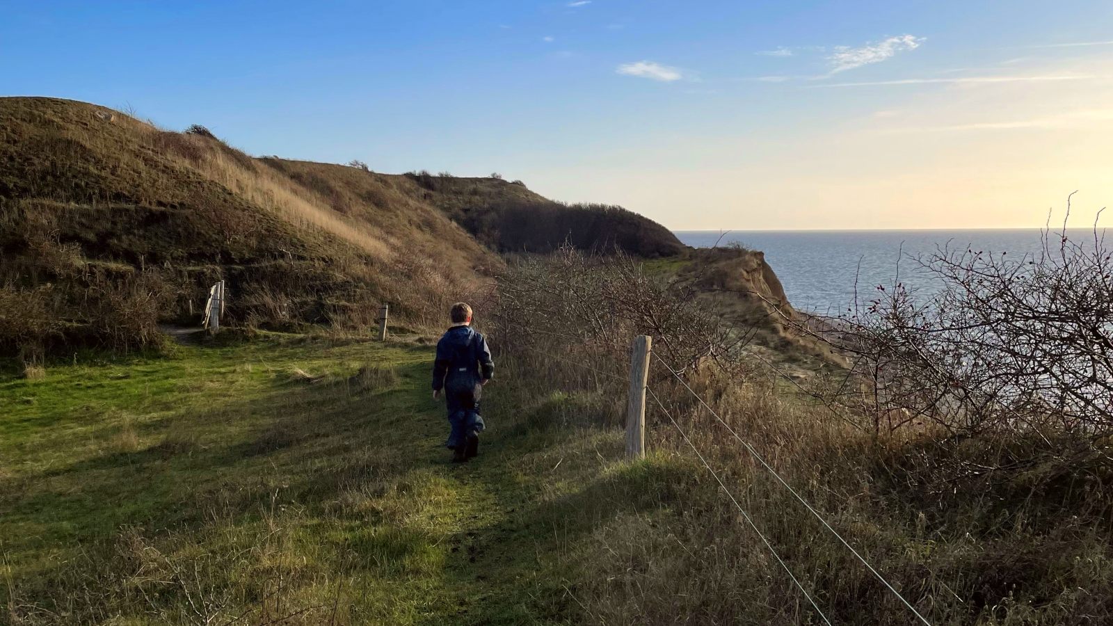 Barn går tur ved Voderup Klint