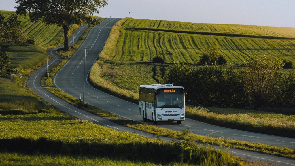 Ærøs gratis bus kører på Drejbakkerne ved Marstal